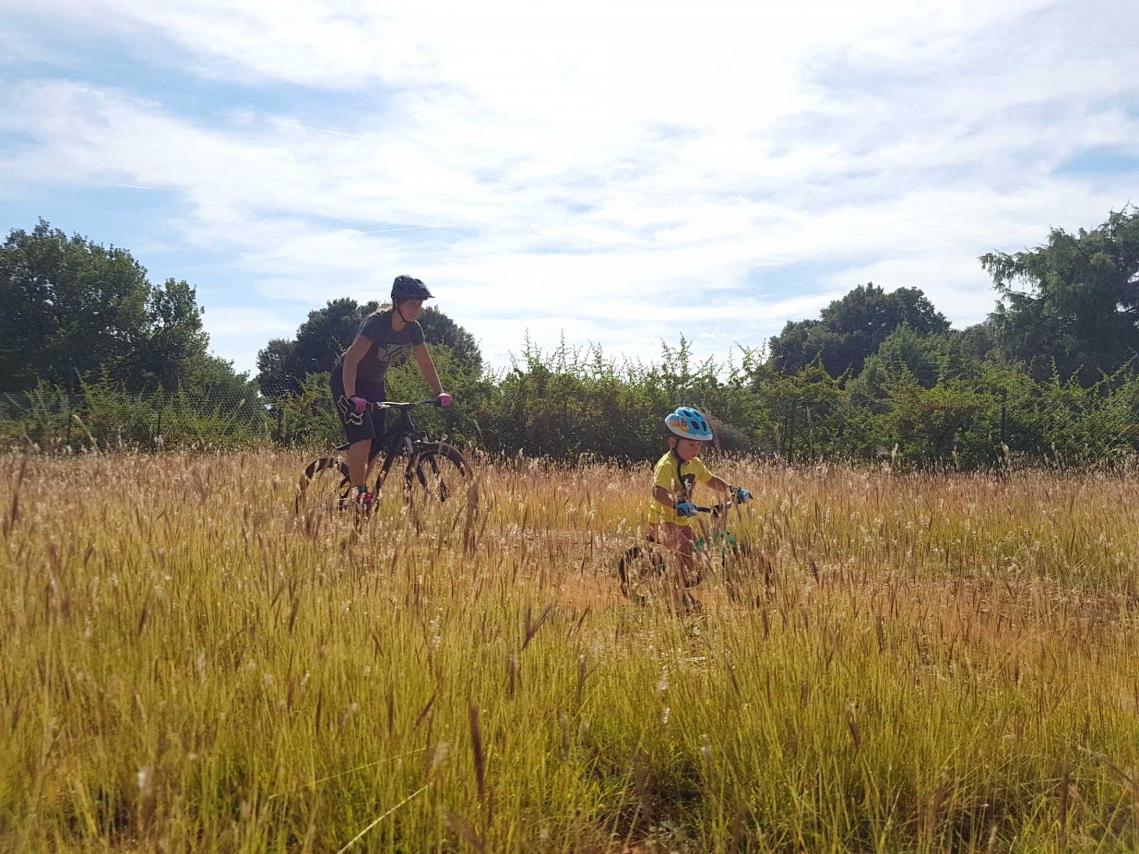 Faire un vélo avec son enfant, pumptrack maman avec son enfant